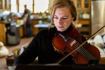 Adolescente pratiquer le violon à la maison — Photo de stock