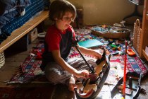 Високий кут зору молодого хлопчика в його кімнаті, граючи зі своїми іграшками — стокове фото
