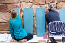 Ragazza adolescente e sua madre dipingere scaffali di legno blu su una terrazza — Foto stock