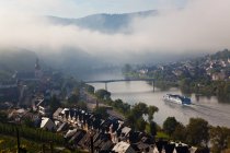 Zell, Mosel River Valley con radura mattutina della nebbia, Renania-Palatinato, Germania. — Foto stock
