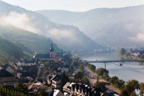 Zell, Mosel River Valley with morning mist clearing, Renania-Palatinado, Alemania. - foto de stock