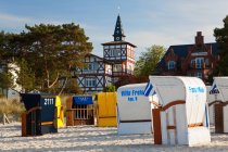 Cestas de playa asientos cubiertos de mimbre, Sellin, Rugen Island, Baltic coast, Mecklenburg-Western Pomerania, Alemania - foto de stock
