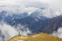 Paseantes y monumentos, Trentino-Alto Adigio, Tirol del Sur en el distrito de Bolzano, Alta Pusteria, Hochpustertal, Sexten Dolomites, Italia - foto de stock