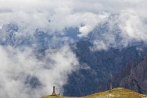 Paseantes y monumentos, Trentino-Alto Adigio, Tirol del Sur en el distrito de Bolzano, Alta Pusteria, Hochpustertal, Sexten Dolomites, Italia - foto de stock