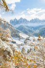 Neige hivernale, village de Sainte-Madeleine, Geisler Spitzen, Val di Funes, Dolomites, Trentin-Haut-Adige, Tyrol du Sud, Italie — Photo de stock