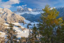 Neige hivernale, village de Sainte-Madeleine, Geisler Spitzen, Val di Funes, Dolomites, Trentin-Haut-Adige, Tyrol du Sud, Italie — Photo de stock