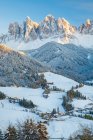 Nieve de invierno, pueblo de Santa Magdalena, Geisler Spitzen, Val di Funes, Montañas Dolomitas, Trentino-Alto Adigio, Tirol del Sur, Italia - foto de stock