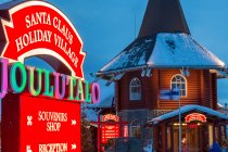 Pueblo de Santa Claus al atardecer, Rovaniemi, Finlandia - foto de stock