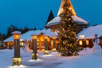 Villaggio di Babbo Natale al tramonto, Rovaniemi, Finlandia — Foto stock