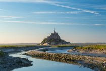 La citadelle historique et l'église abbatiale du Mont Saint Michel en Normandie. — Photo de stock