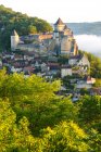 Niebla de la madrugada, Castillo de Castelnaud, Castelnaud, Dordoña, Aquitania, Francia - foto de stock
