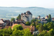 Curemonte, Correze, Limousin, França, casa fortificada e cidade no topo das colinas — Fotografia de Stock