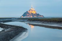 Mont St Michel al crepuscolo sull'estuario delle maree — Foto stock