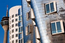 Edificio Neuer Zollhof de Frank Gehry en Medienhafen o Media Harbour, Düsseldorf, Alemania. - foto de stock