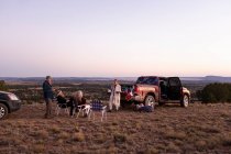 Famiglia estesa campeggio fuori, bacino del Galisteo, Santa Fe, NM. — Foto stock