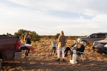 Famiglia estesa campeggio fuori, bacino del Galisteo — Foto stock