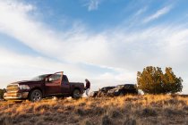 Familia pasar tiempo al lado de un SUV coches, Cuenca Galisteo, Santa Fe, NM. - foto de stock