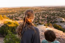 Adolescente et son frère regardant le bassin de Galisteo, Santa Fe, au coucher du soleil — Photo de stock