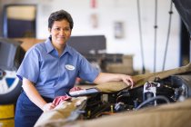 Retrato do mecânico hispânico feminino na oficina de reparação de automóveis — Fotografia de Stock