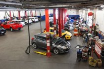 Linhas de carros e caminhões na oficina de reparação de automóveis — Fotografia de Stock