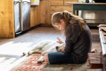 Ragazza adolescente accarezzare il suo inglese Crema Golden Retriever cane — Foto stock