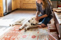 Adolescente caressant son chien anglais crème Golden Retriever — Photo de stock