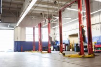 Empty auto repair shop ready for business — Stock Photo