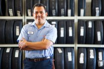 Retrato do proprietário masculino hispânico na oficina de reparação de automóveis — Fotografia de Stock