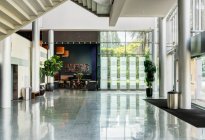 Atrio luminoso e arioso di un edificio moderno con pavimenti in marmo. — Foto stock