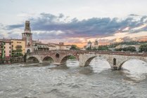 Вид на Понте-Фатра над рекой Ава в Вероне, Италия. — стоковое фото