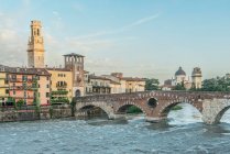 Vista del Ponte Pietra sobre el río Adigio en Verona, Italia. - foto de stock