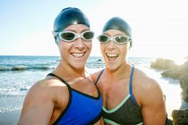 Zwei Schwestern, Triathleten, die in Badebekleidung, Badehut und Schwimmbrille trainieren. — Stockfoto