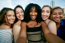 Група з п'яти молодих жінок позують для селфі — стокове фото