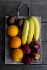 Високий кут крупним планом вибір свіжовибраних і екзотичних фруктів . — стокове фото