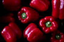 Hohe Nahaufnahme frisch gepflückter roter Paprika. — Stockfoto