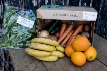 Close up de uma caixa orgânica de frutas e vegetais com uma seleção de produtos frescos. — Fotografia de Stock