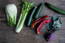 Високий кут крупним планом вибору свіжоспечених овочів . — стокове фото