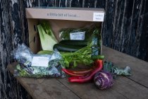 Крупним планом органічна овочева коробка з вибором свіжих продуктів . — стокове фото