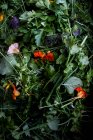 Alto angolo da vicino di mazzo di erbe fresche e fiori commestibili. — Foto stock