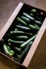 Hohe Nahaufnahme einer Schachtel frisch gepflückter Zucchini. — Stockfoto