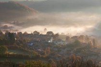 El pueblo Cotswold de Uley, cerca de Stroud, valle y laderas. - foto de stock
