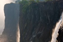Victoria Falls, riesige Wasserfälle des Sambesi-Flusses, die über steile Klippen fließen. — Stockfoto