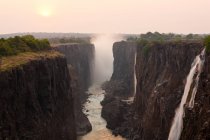 Victoria Falls, enormes cachoeiras do rio Zambeze fluindo sobre penhascos. — Fotografia de Stock