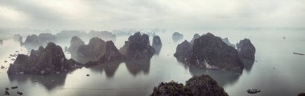 Vista aérea sobre a neblina Ha Long Bay, Vietnã do Norte — Fotografia de Stock