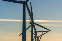 Ветрогенераторы на ветряной электростанции — стоковое фото