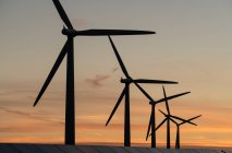 Енергетичні генератори вітрових турбін на вітроелектростанції — стокове фото