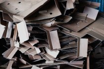 Close up de montão de caixas de papelão amassadas em uma fazenda. — Fotografia de Stock