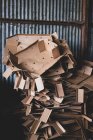 Крупним планом купа збитих картонних коробок на фермі . — стокове фото