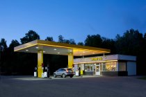 Tankstelle, Tankstelle an einer Straße in der Abenddämmerung. — Stockfoto