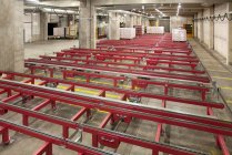 Warehouse and distribution centre for goods, pallets, lifting equipment and racking. Shrink wrapped cartons and boxes of beer for transport. Rolling bench — Fotografia de Stock